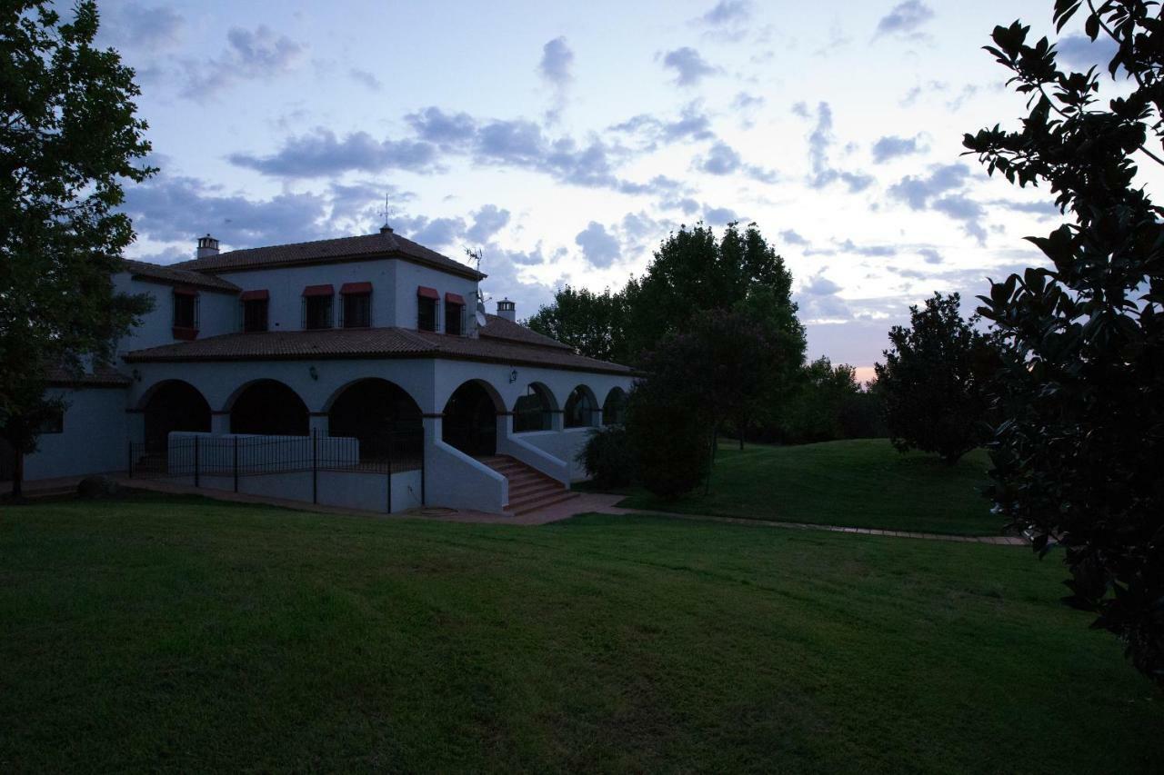 Hotel Rural Las Tejuelas Valdecaballeros Екстериор снимка